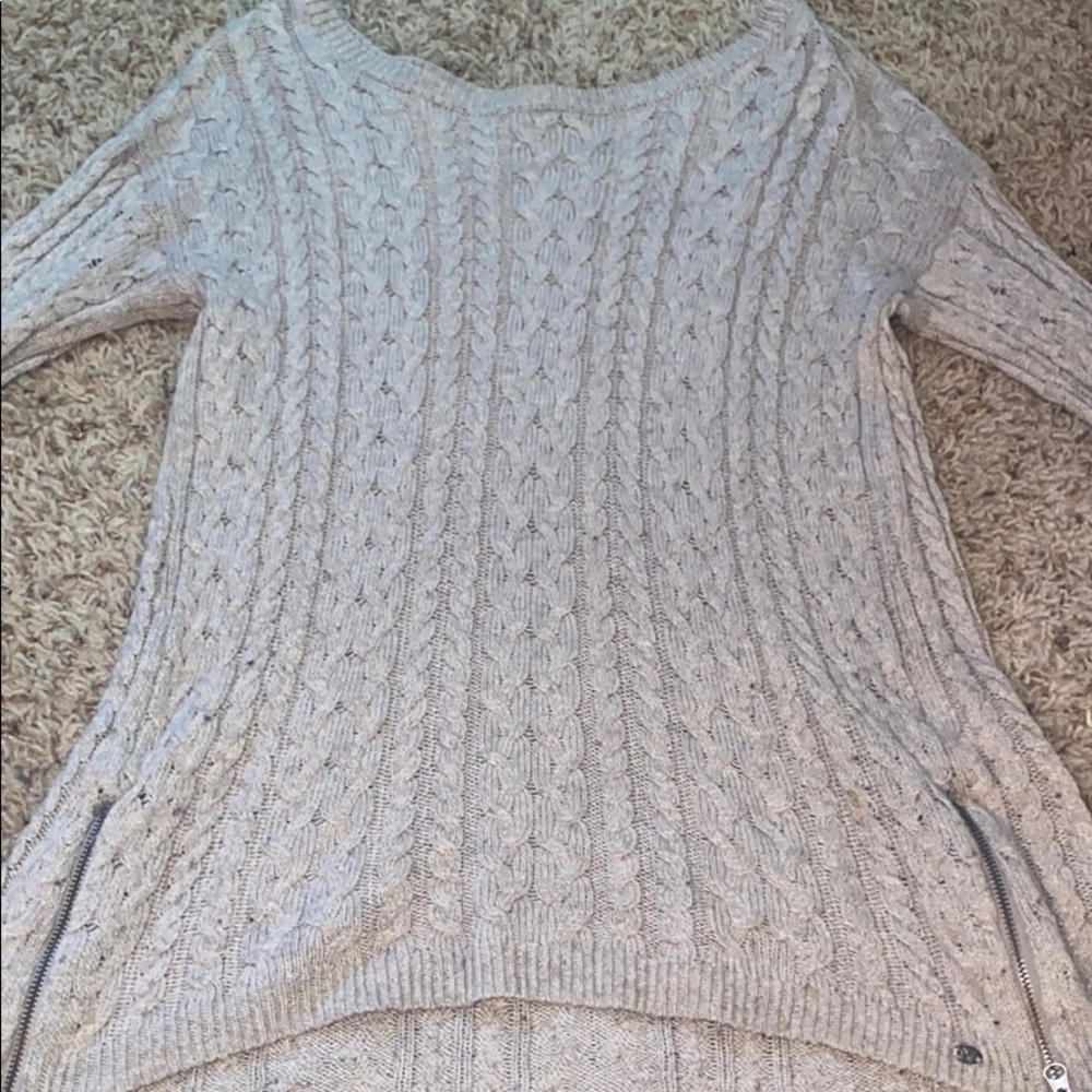 Long sleeve sweater.